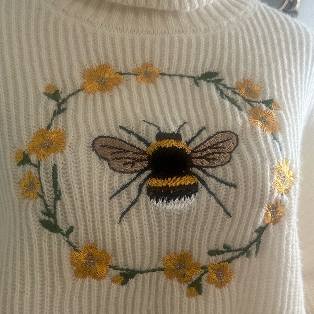 Honeybee Embroidered Crop Sweater ✨❤️✨ - Picture 2 of 8